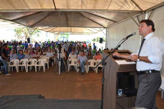 Durante a cerimônia de inauguração da Biblioteca da Indústria do Conhecimento do Sesi em Sonora, o presidente da Fiems, Sérgio Longen, entregou 52 certificados aos trabalhadores da Usina Sonora que participaram dos cursos oferecidos pelo Sesi (Foto: Divulgação/Assecom)