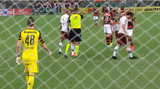 Flamengo bate fácil o Fluminense por 3 a 0, no Maracanã Expulso, de cabeça baixa (direita), Fred deixa o campo logo no primeiro tempo da partida (Foto: Reprodução/Globo Esporte)