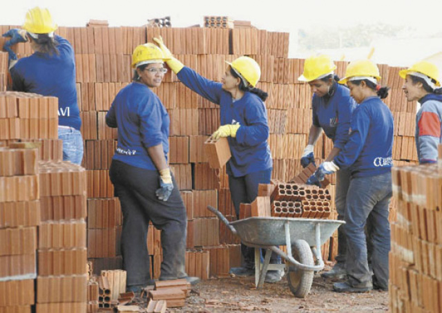 Mulheres vem sofrendo assédio moral na construção civil, diz sindicato O sindicato disponibilizou o telefone 3325-7205 para que as trabalhadoras possam denunciar os abusos. (Foto: Divulgação)