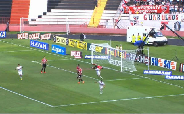 Ainda líder, São Paulo, em má fase, perde por 2 a 0 para o Botafogo O jovem Vitor, ao concluir bela jogada de ataque, abriu a vitória botafoguense sobre o São Paulo (Foto: Reprodução/Globo Esporte)