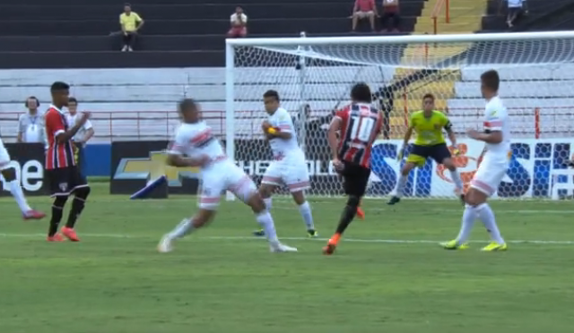 Ganso tenta, mas o goleiro botafoguense defende e gol são-paulino não sai (Foto: Reprodução/Globo Esporte)