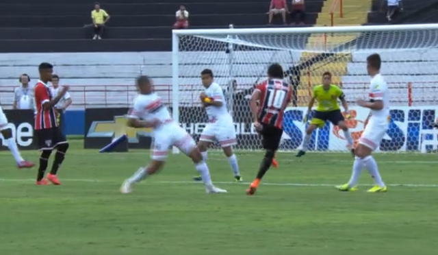 Ainda líder, São Paulo, em má fase, perde por 2 a 0 para o Botafogo Ganso tenta, mas o goleiro botafoguense defende e gol são-paulino não sai (Foto: Reprodução/Globo Esporte)