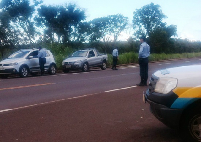 Policiais durante abordagem na 