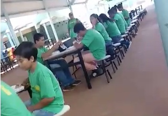 Sem ventiladores, alunos passam mal durante as aulas em escola do Estado Devido o forte calor a direção teve que improvisar e ministrar a aulas no corredor da escola (Foto: Divulgação)