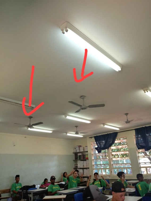 Sem ventiladores, alunos passam mal durante as aulas em escola do Estado Em algumas salas até que existem os aparelhos, porém nem todos funcionam (Foto: Divulgação)
