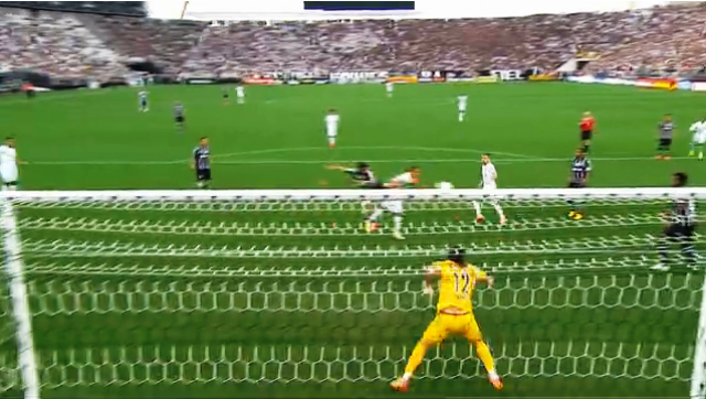 Ricardo Oliveira cabeceia e Cássio não consegue evitar o gol santista (Foto: Reprodução/Globo Esporte)