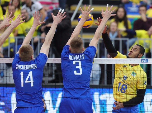 Brasil é instável, se complica, mas vence a Rússia e vai à semi da Liga Lucarrelli comandou a vitória da seleção (Foto: Globoesporte.com)