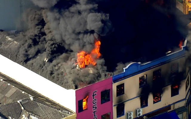 Incêndio atinge prédio na região da Rua 25 de Março (Imagens: Abrão Cruz/TV Globo)