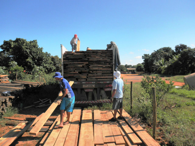 O veículo carregado com 33 m³ de madeira pertencente a uma empresa madeireira com domicílio jurídico em Espigão do Oeste (RO) foi apreendido (Foto: Divulgação/PMA)