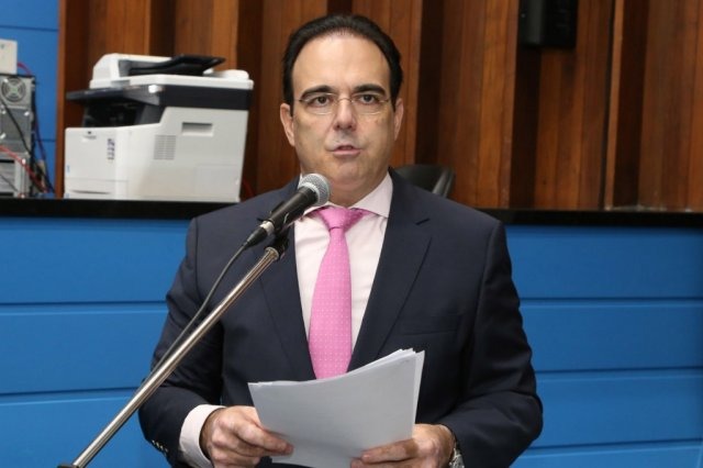 Projeto permite parcelar em até três vezes o licenciamento veicular Deputado Felipe Orro apresentou projeto na Assembleia (Foto: Assessoria/ALMS)