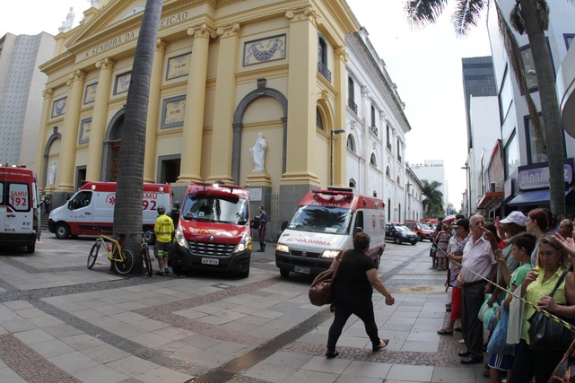 Chega a seis (contado o atirador) o número de pessoas mortas na Catedral Metropolitana de Campinas (SP), no início da tarde de ontem (11), segundo o Corpo de Bombeiros. (Foto: Denny Cesare/Codigo19/Folhapress)
