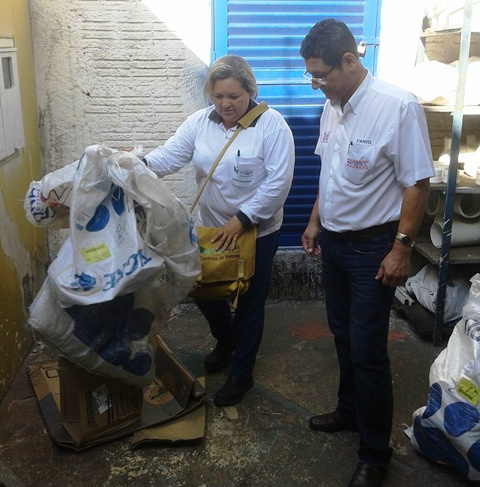 Saúde intensifica mutirão contra a dengue nas lojas comerciais do Centro As equipes encontraram diversos materiais que podem acumular água, podendo assim, se tornarem criadouros do mosquito (Foto: Assessoria)