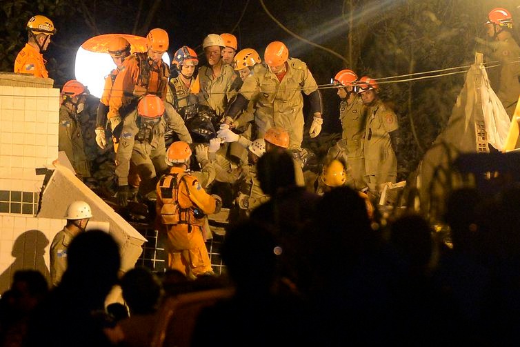 Buscas por desaparecidos na Muzema entram no segundo dia, com a confirmação de 8 mortos Equipes que atuam na busca e resgate de pessoas após o desabamento dos dois prédios na comunidade da Muzema. - Fernando Frazão/Agência Brasil
