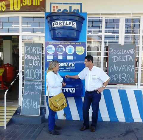 Saúde intensifica mutirão contra a dengue nas lojas comerciais do Centro Além de eliminar focos, as equipes orientaram os lojistas (Foto: Assessoria)