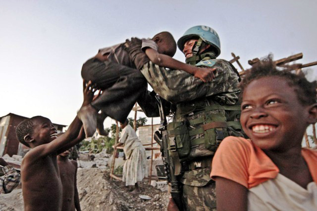 Exército se prepara para nova missão de seis meses no Haiti Já estiveram em missão de paz no Haiti, nos 10 anos de atuação, 20 mil militares brasileiros. (Foto:veja/abril)