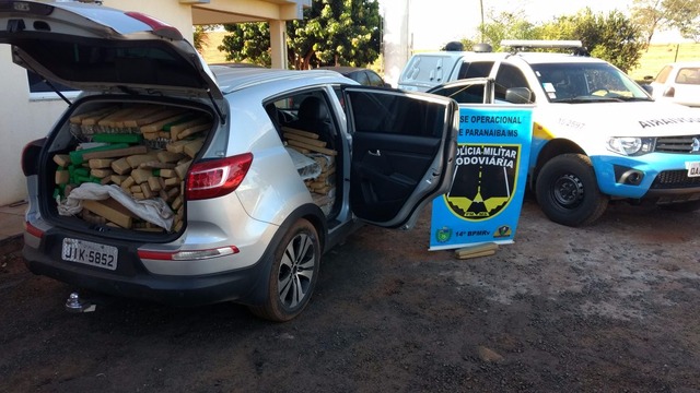 Veículo é aprendido com 716 Kg de Maconha em Paranaíba A SUV e a droga foram aprendidos e encaminhados para a delegacia de Polícia Civil de Paranaíba (Foto: PMR/Divulgação)
