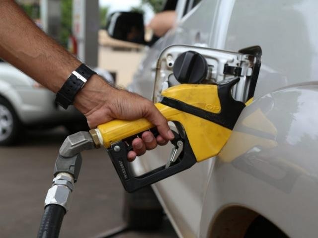 Com redução de 2,6% no preço, gasolina já é encontrada a menos de R$ 4 Motorista abastece veículo na Capital. Preços da gasolina e etanol apresentaram redução (Foto: Kísie Ainoã)