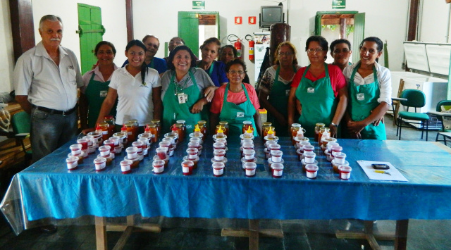 A qualificação de processamento caseiro do tomate foi realizada na Casa do Peão (Foto: Divulgação/Assecom)
