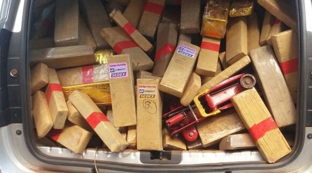 Polícia Militar apreende 985 quilos de maconha e recupera veículo roubado 985 quilos de maconha que estavam sendo carregados em um veículo produto de roubo. (Foto: Divulgação)