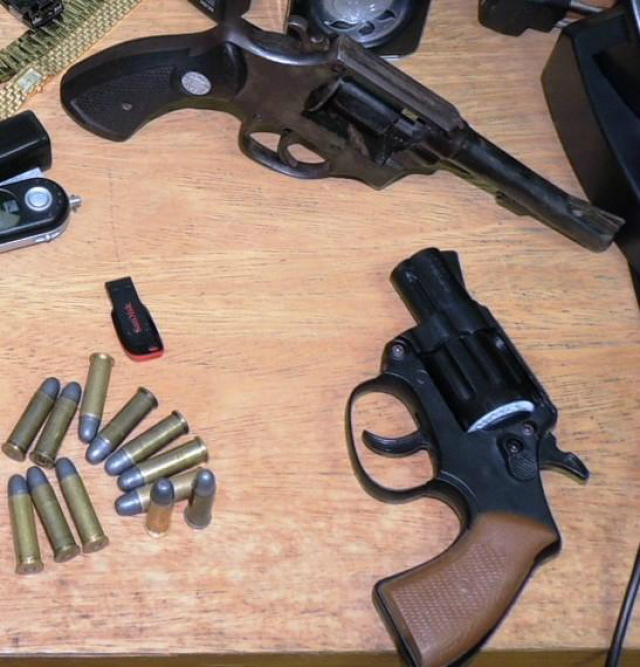 A dupla e o material apreendido foi encaminhada para a 2.ª Delegacia de Polícia, onde foram autuados em flagrante por receptação e porte ilegal de arma de fogo (Foto: Policia Civil)