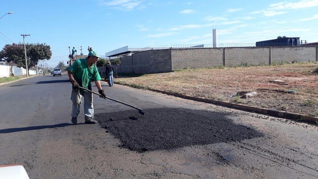 SEINTRA segue com ações de recuperação asfáltica e finaliza ações na Avenida Jary Mercante Outro grupo de trabalho atua no desempenho do mesmo serviço no Bairro Ipês. (Foto/Assessoria)