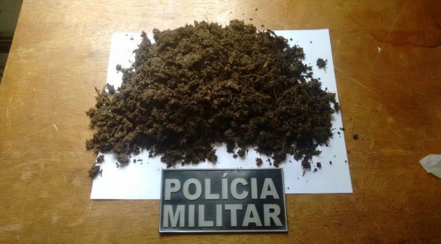 De imediato os policiais localizaram a droga pesando aproximadamente 740 gramas (Foto/Assessoria)