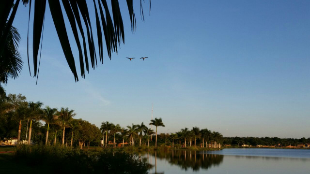 Céu limpo nesta manhã, onde segundo a meteorologia prevê um dia sem chuva. No detalhe, alguns pássaros sobrevoam a Lagoa Maior. (Foto: Ricardo Ojeda) 