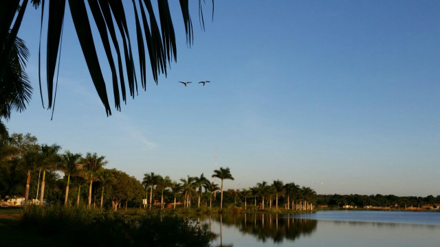 Com ventos leves, a terça-feira não tem previsão de chuva Céu limpo nesta manhã, onde segundo a meteorologia prevê um dia sem chuva. No detalhe, alguns pássaros sobrevoam a Lagoa Maior. (Foto: Ricardo Ojeda)