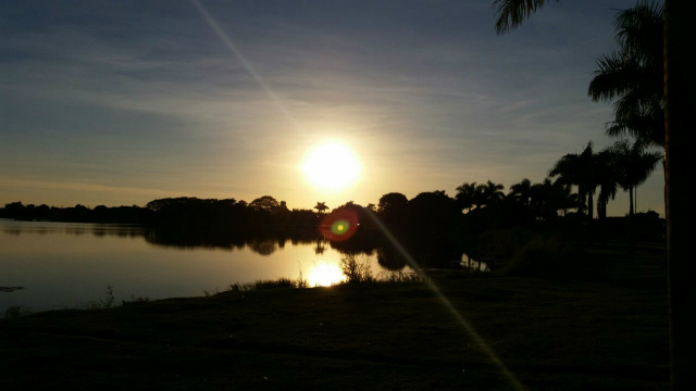 Nascer do sol de hoje na Lagoa Maior em Três Lagoas. (Foto: Ricardo Ojeda)