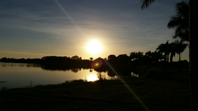 Com ventos leves, a terça-feira não tem previsão de chuva Nascer do sol de hoje na Lagoa Maior em Três Lagoas. (Foto: Ricardo Ojeda)