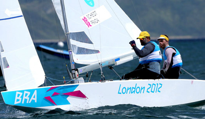 O bicampeão olímpico Robert Scheidt e o parceiro dele, Bruno Prada, conquistaram domingo (5) a medalha de bronze na classe Star da vela nos Jogos Olímpicos de Londres (Foto: Google)