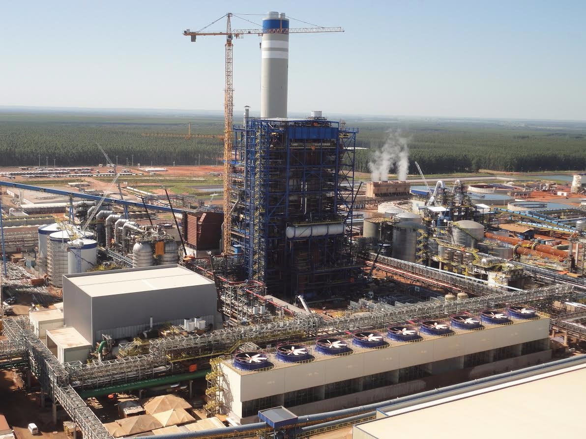 Nova fábrica da Fibria realiza a 1ª queima de combustível na caldeira de recuperação A caldeira de recuperação é parte essencial de uma fábrica de celulose. Sua função é recuperar químicos utilizados no processo de produção e gerar vapor, que é transformado em eletricidade. (Foto: Assessoria/ Fibria).