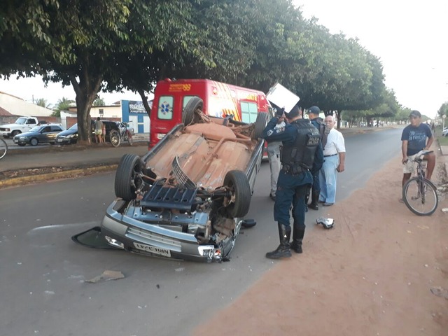 Uno tomba ao bater em Toyota, próximo à Gold Comunicação Condutora do Uno seguia na Felinto Muller na direção bairro/centro quando o motorista do Ethio invadiu a preferencial (Fotos: James Luck)