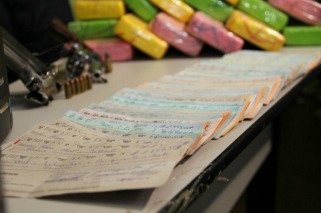 Bandidos riem, após serem presos com 20 kg de cocaína e queimarem R$ 1 mi em cheques As lâminas de cheques que foram mantidas pelos bandidos, datadas de dezembro deste ano e para 2015 (Foto: CG News)