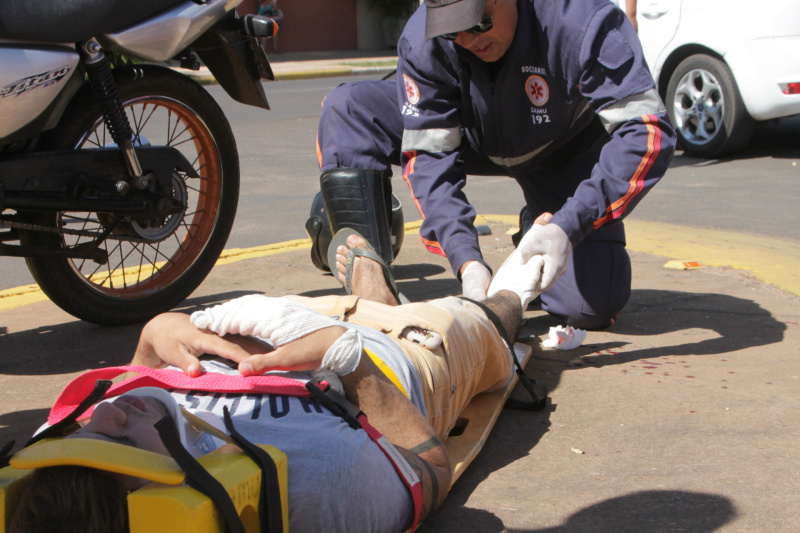 A equipe do Samu prestou os primeiros atendimento no local e levou o motociclista para exames (Foto: Larissa Lima)