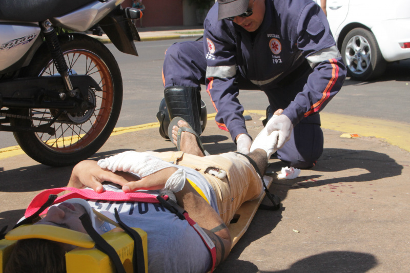 Mais um acidente entre carro e moto no trânsito de Três Lagoas A equipe do Samu prestou os primeiros atendimento no local e levou o motociclista para exames (Foto: Larissa Lima)