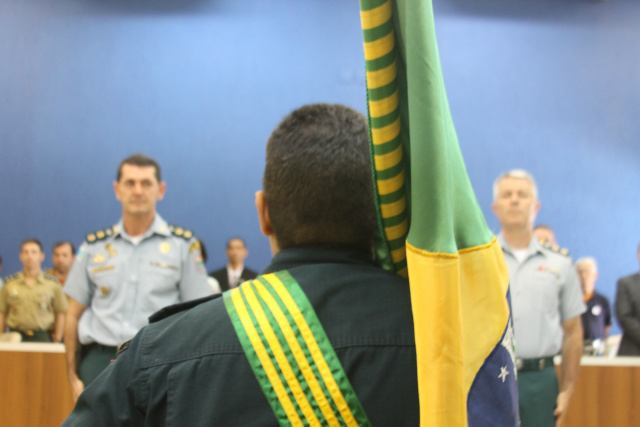 Deslocamento do Pavilhão Nacional durante a posse do novo comandante do 2° Batalhão de Polícia Militar de Três Lagoas. (Fotos: Tamires Tatye).