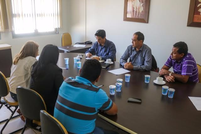 Vereadores reúnem-se com secretário para solicitar projetos e garantir verbas federais O principal objetivo da reunião foi pedir ao secretário que sejam feitos os projetos básicos (Foto/Assessoria)