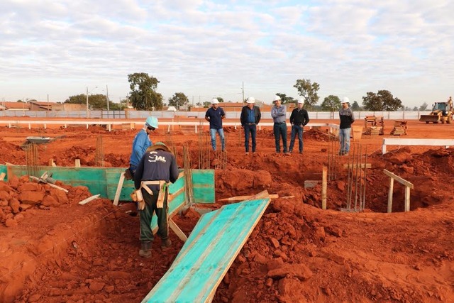 Autoridades visitam obras do Hospital Regional de Três Lagoas O engenheiro civil, Bruno Mariano, um dos responsáveis pelas obras, recebeu e acompanhou a visita (Foto/Assessoria)