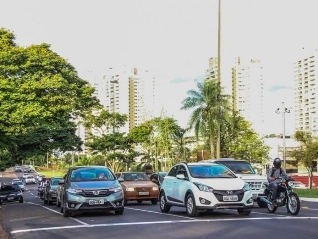 Licenciamento de veículos começa a ser cobrado em abril; confira datas Trânsito na avenida Afonso Pena em Campo Grande (Foto: Arquivo)