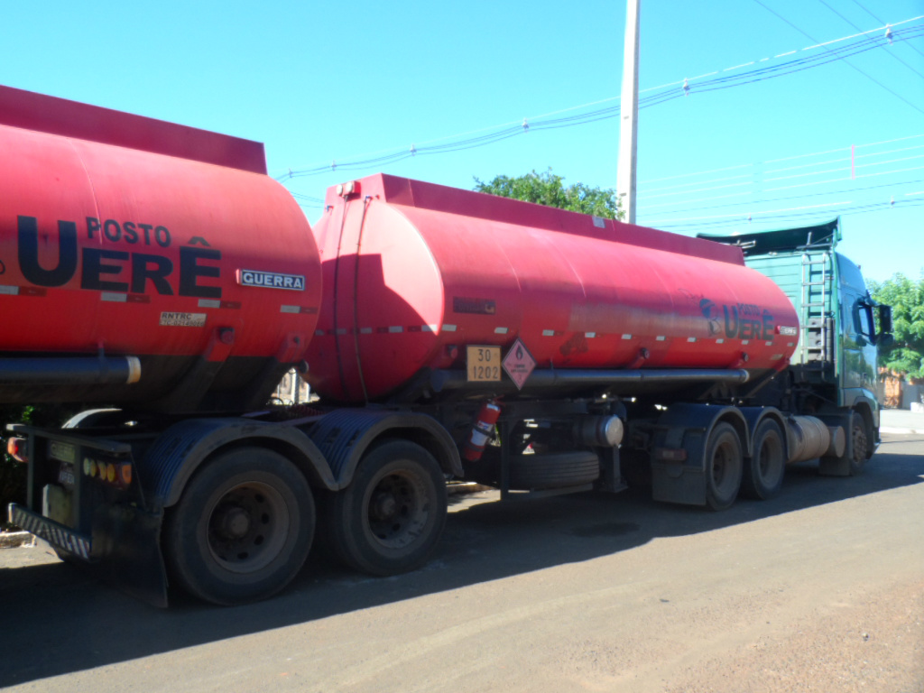 PMA de Costa Rica apreende mais uma carreta que transportava combustível ilegal A empresa pode responder pelos dois crimes, um por não possuir licença ambiental e outro por transporte de produto perigoso (Foto: Assessoria)