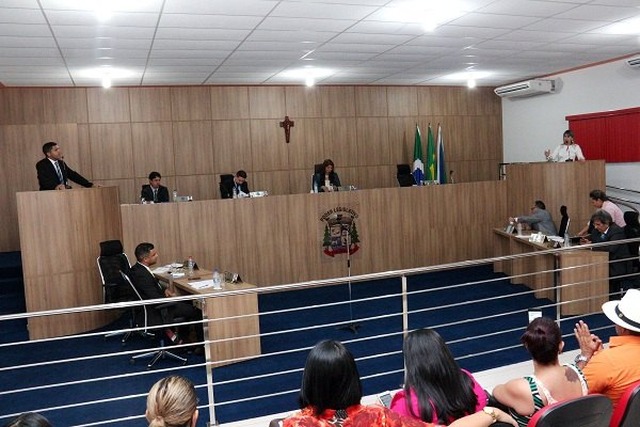 A Câmara Municipal de Água Clara acatou a decisão judicial e a 1ª vice-presidente, vereadora Simone Oliveira Batista (Xucra), assumiu o cargo de presidente da Casa Legislativa (Foto: Assessoria)