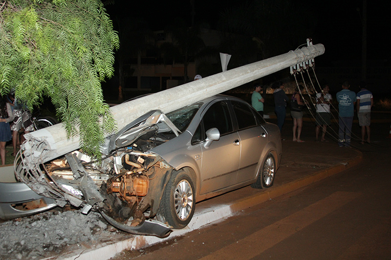 Apesar do forte impacto, o motorista não sofreu ferimentos graves (Foto: Norbertino Angeli/ Jovensulnews)
