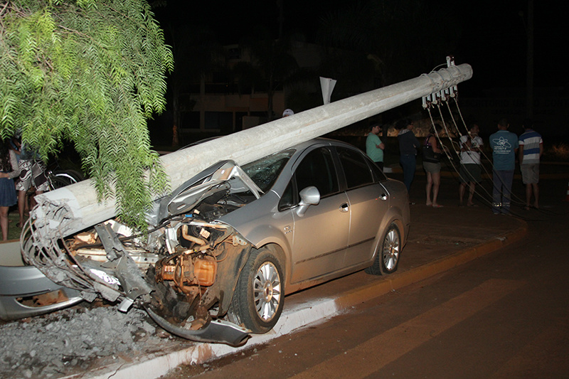 Em Chapadão do Sul, motorista perde o controle e bate carro em poste Apesar do forte impacto, o motorista não sofreu ferimentos graves (Foto: Norbertino Angeli/ Jovensulnews)