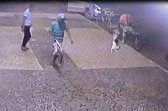 Em plena Sexta-feira Santa jovem mata gato a pontapé CRUELDADE: Mesmo na presença de algumas pessoas, o rapaz não se intimidou chutando o o gatinho que estava na calçada da conveniência (Foto: Reprodução)