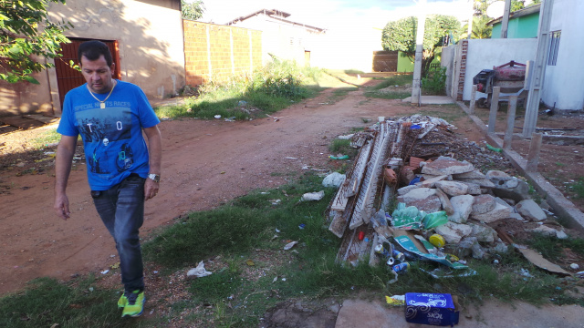 Hamilton de Souza Barboza, dono da conveniência mostrou o local onde o animal foi encontrado morto e disse estar chocado com o acontecimento (Foto: Ricardo Ojeda)