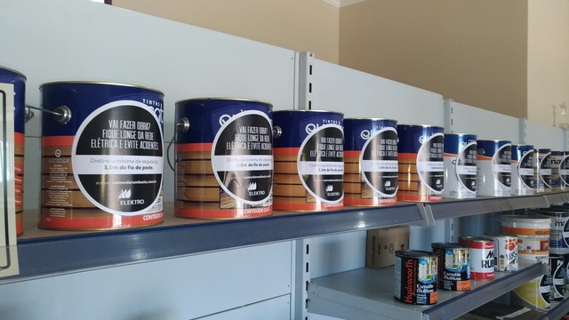 Elektro lança ação de segurança para prevenir acidentes com a rede elétrica na construção civil Durante a ação, os atendentes das lojas também recebem orientações sobre o uso seguro e eficiente da energia elétrica e sobre os perigos de construções em proximidade com a rede (Foto/Assessoria)