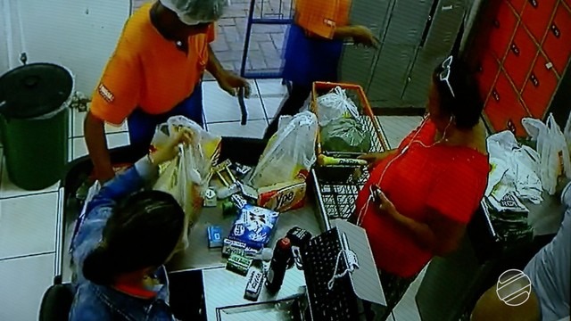 'Vovó do crime' é suspeita de articular roubos e sequestro em MS a mando de presidiário Imagens de segurança mostram 'vovó do crime' em compras com cartões de vítimas (Foto: Reprodução/ TV Morena)
