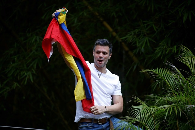 Opositor venezuelano Leopoldo López é transferido para prisão domiciliar Opositor venezuelano Leopoldo López é transferido para prisão domiciliar