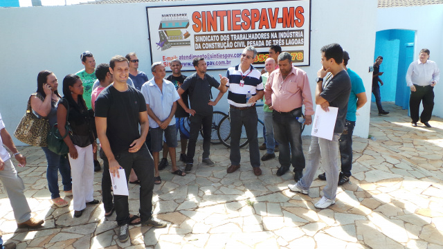 Na frente do Sintiespav os trabalhadores demitidos e sem receber as rescisões eram algumas vezes atendidos pelo presidente  na calçada da sede do sindicato (Foto: Léo Lima)